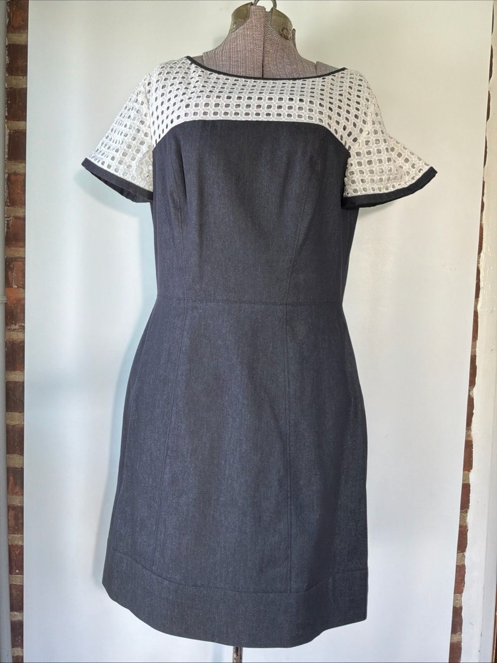 Donna Morgan Denim Sheath Dress W/White Eyelets Top Size 6